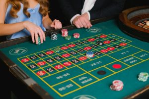 Cận cảnh bàn roulette châu Âu với chip đặt cược và bánh xe quay