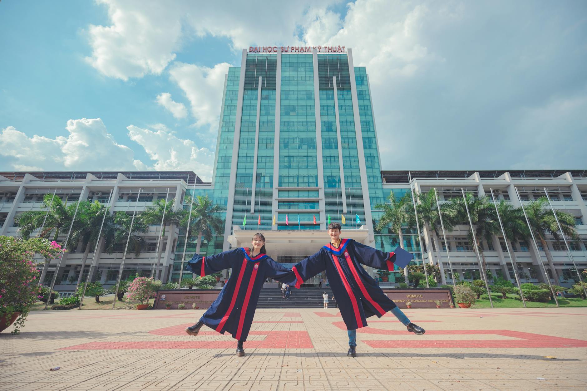 Sa bàn chiến thuật bóng đá thể hiện cách hai đội đối đầu và khắc chế lẫn nhau