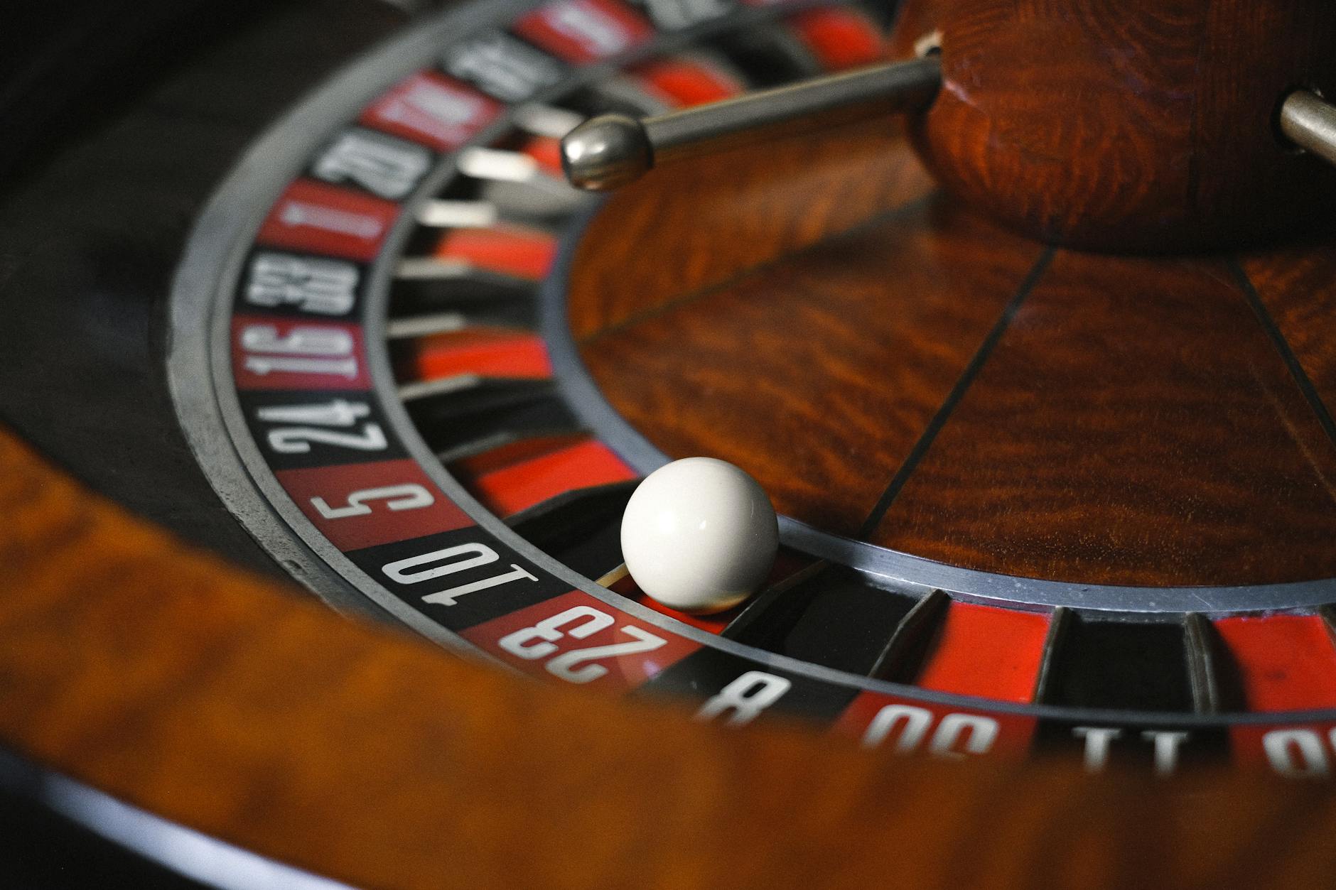Cận cảnh bàn roulette và vòng quay trong không gian casino