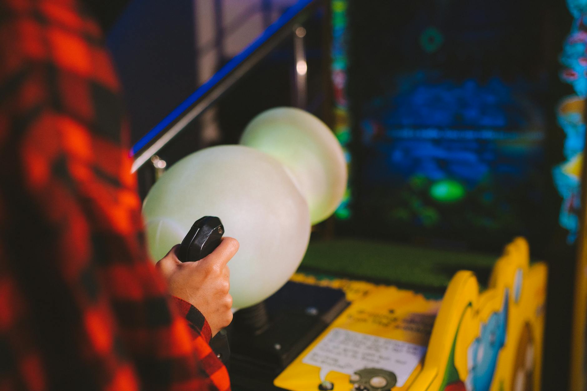 Người chơi ngắm bắn mục tiêu trong game bắn cá dưới nước