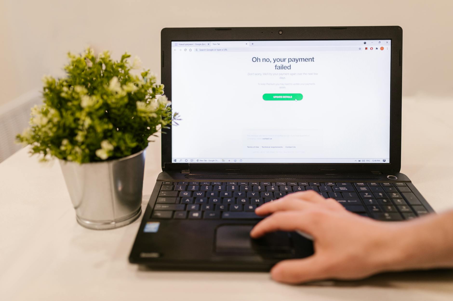 Người dùng điền thông tin tài khoản trực tuyến trên laptop