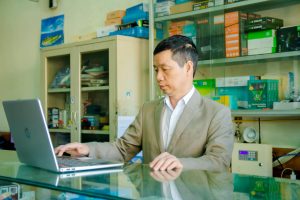 Người chơi đang phân tích tỷ lệ kèo chấp và số liệu trận đấu trên màn hình