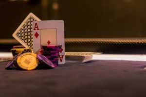 Cận cảnh bàn baccarat với chip và bài đang mở